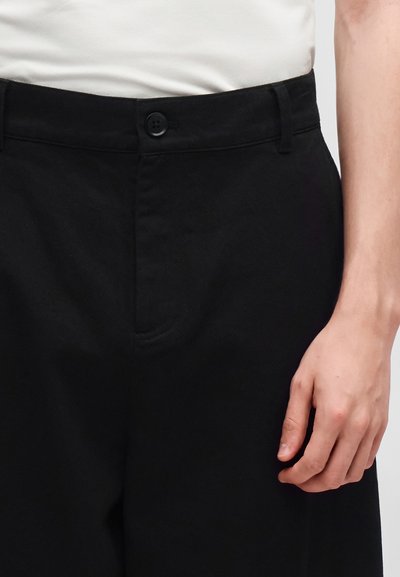 Han Kjøbenhavn WIDE LEG - Pantalon classique - black