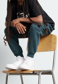 Nike Sportswear CLUB UNISEX - Träningsbyxor - deep jungle/white