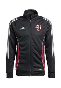 Chaqueta deportiva negra con cremallera, rayas blancas, acentos rojos, cuello alto y un logo en el pecho. Hecha de un material suave y ligero.