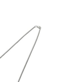 Sølvmetal kædedesign med flade, sammenflettede led. Kæden har en glat overflade og en sikker lukning.