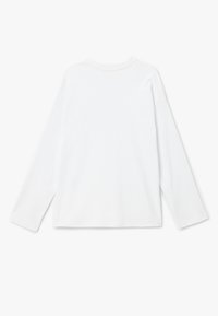 Camicia bianca a maniche lunghe realizzata in un tessuto morbido. Presenta un colletto rotondo e spalle leggermente scese. Design semplice senza motivi visibili.