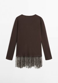 Hnědý top s dlouhými rukávy a kulatým výstřihem, s černou krajkou, která přesahuje pod lem.