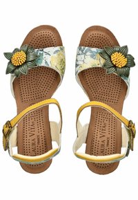 Sandalen met een bloemenpatroon in een wit en blauw ontwerp, een gele bloemaccent, beige binnenzool en een gele verstelbare enkelband. Antislipzool.