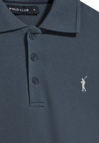 Polo shirt blu navy realizzato in tessuto texturizzato, con un colletto a tre bottoni e un logo ricamato bianco di un golfista sul petto.