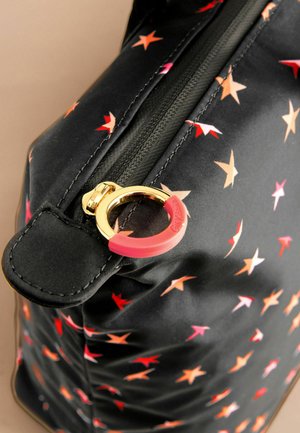 Juodas krepšys su raudonų ir rausvų žvaigždžių raštu, su auksiniu užtrauktuko traukikliu su rausvu akcentu. Lygus audinys su nežymiu blizgesiu.