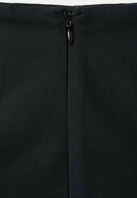 Tissu noir avec une texture lisse, présentant une fermeture éclair centrée à l'arrière. Le design est simple et minimaliste.
