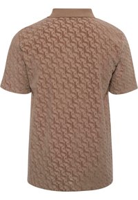 Polo marron à manches courtes avec un motif abstrait tourbillonnant texturé et répétitif, col uni, vu de dos.