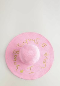 Růžový slámový klobouk na slunce se širokou krempou, zdobený zlatě vyšitým textem: „I love Beach“ a „Shanna“. Textura je tkaná a lehká.