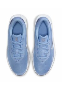 Tênis em malha azul claro com solas brancas, bicos arredondados e fecho com atacadores. Apresenta um cabedal texturizado e um discreto logotipo da Nike.