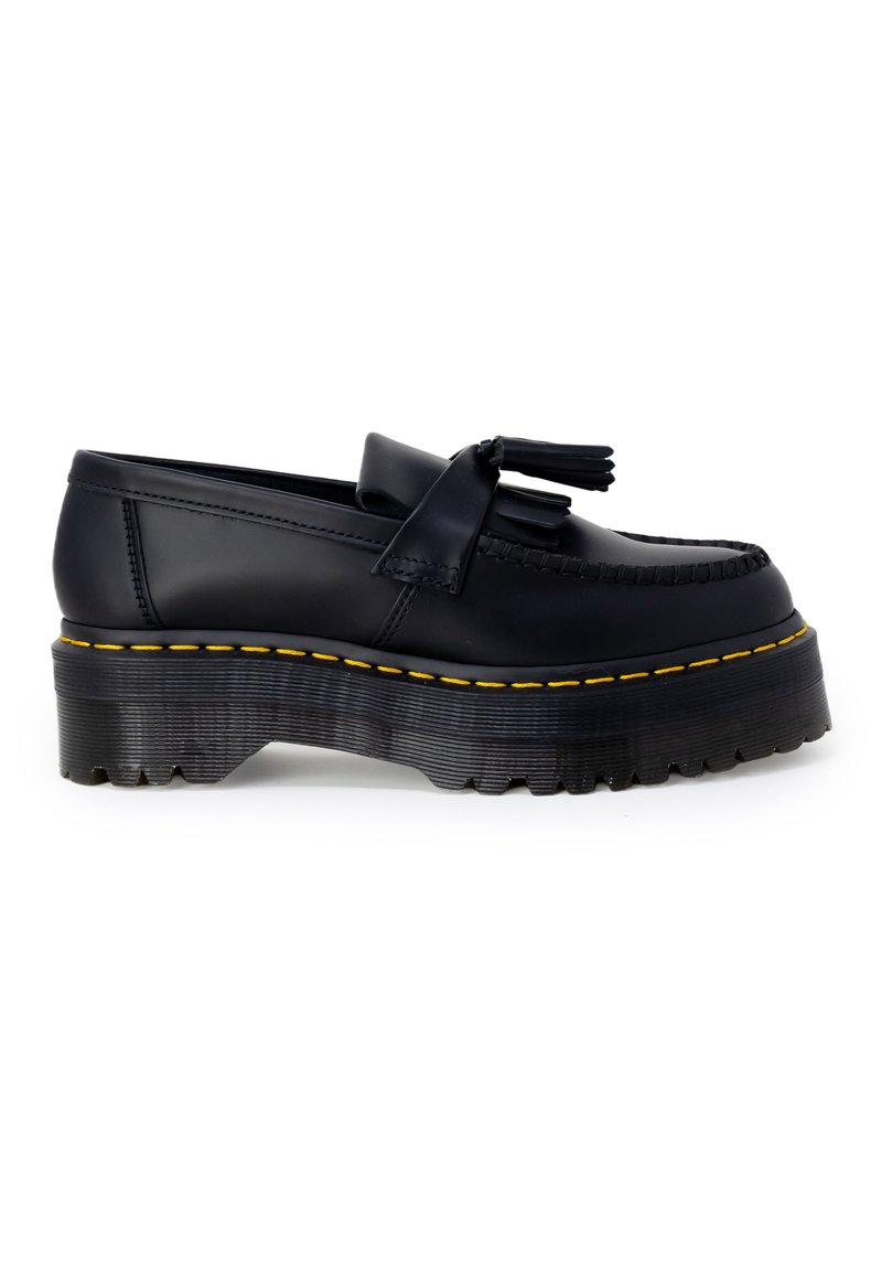 Svarta läderloafers med en texturerad yta, med en tofsdetalj, en kraftig plattformssula och kontrasterande gula sömmar.