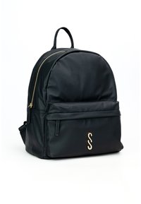 Čierny nylonový batoh s guľatým tvarom, prednou kapsou, zlatým zipsom a dekoračným zlatým písmenom "S" vpredu.