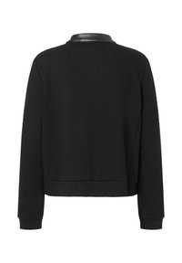 Schwarze Jacke aus strukturiertem Stoff mit einem glatten Lederkragen, langen Ärmeln und einem kurzen Saum. Keine weiteren Muster oder Details.