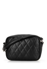 Sac à bandoulière en cuir matelassé noir avec une sangle ajustable et une boucle en argent, fermeture zippée sur le dessus, forme rectangulaire.