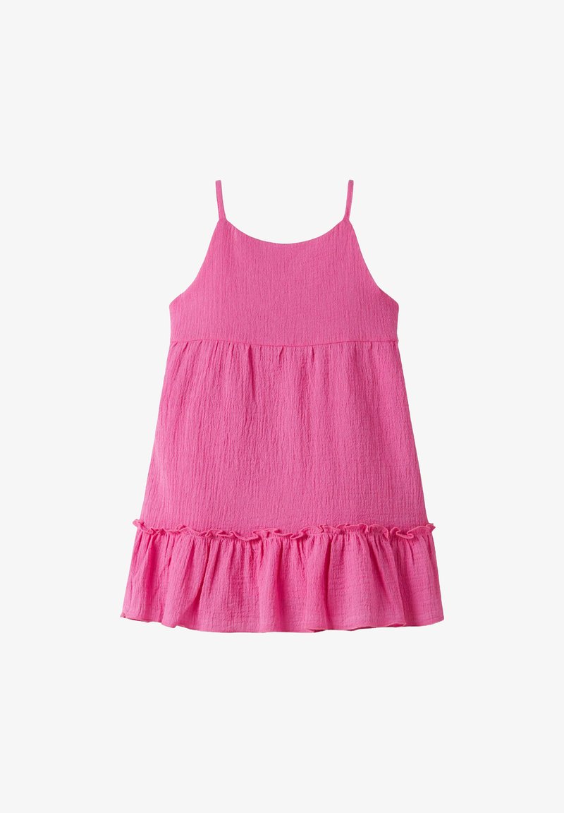 Robe d'été rose sans manches avec fines bretelles, tissu texturé et détail de volant sur l'ourlet.