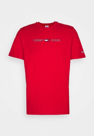 Czerwony T-shirt z krótkim rękawem z napisem "TOMMY JEANS" oraz prostokątnym logo w kolorach czerwonym, białym i niebieskim umieszczonym na środku klatki piersiowej.