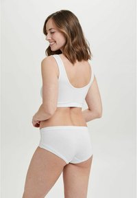 Hvid bomulds crop top og briefsæt med en glat tekstur, enkelt design og afrundede halsudskæringer. Ingen synlig hardware eller mønstre.