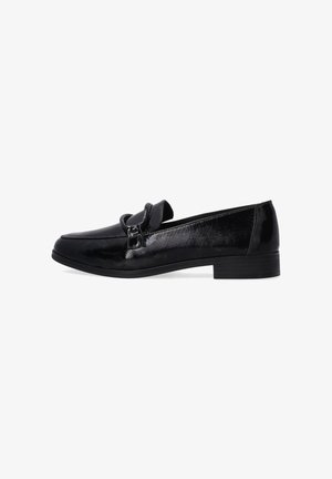 Schwarze Lacklederloafers mit runder Zehenpartie, dekorativem Riemen und niedrigem Blockabsatz, die eine glatte, glänzende Oberfläche aufweisen.