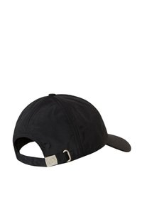 Cappellino da baseball nero regolabile con cinturino in metallo e piccolo logo circolare sul retro, visiera leggermente curva, in tessuto semplice.