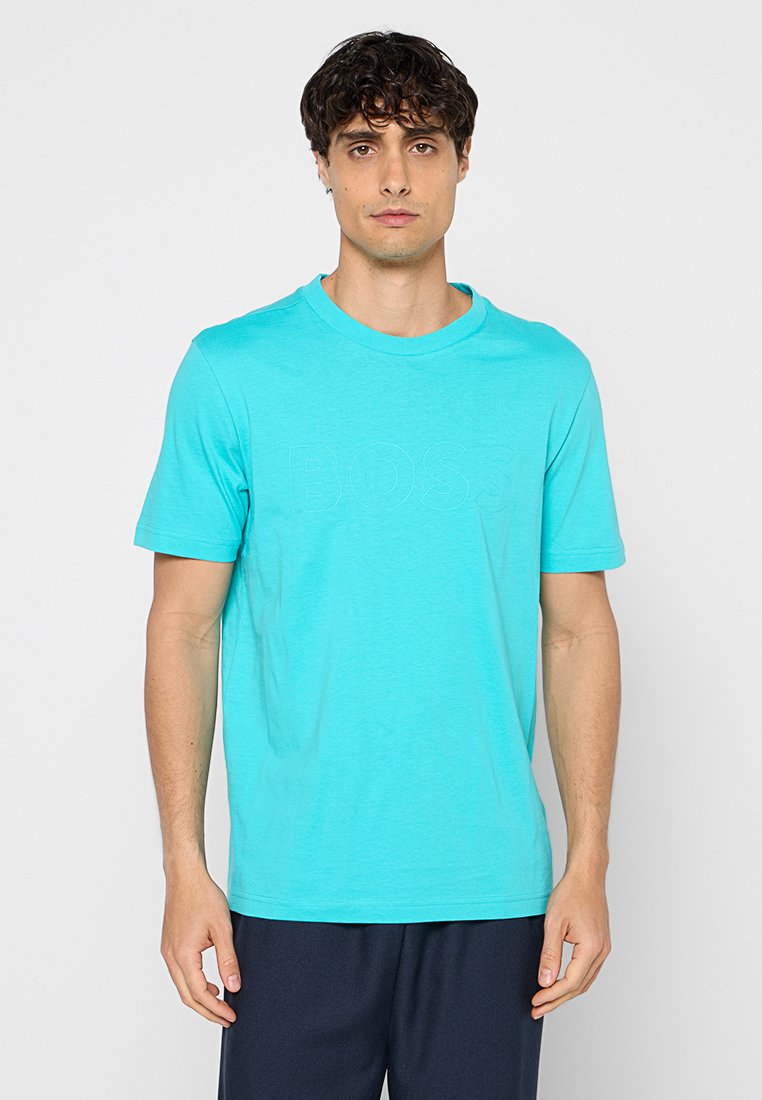T-shirt turchese a maniche corte realizzata in tessuto morbido, con colletto a girocollo e un logo tono su tono in rilievo sul petto.