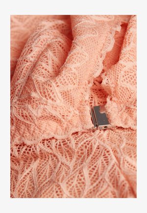 Pfirsichfarbener Spitze-Stoff mit kunstvollen Blättermustern. Verfügt über einen silbernen Verschluss, eine weiche Textur und ein schichtweises Design.