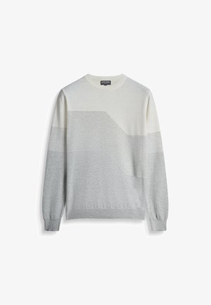 Suéter de punto gris claro y blanco roto con cuello redondo. Presenta patrones horizontales y geométricos, mangas largas y una textura suave.