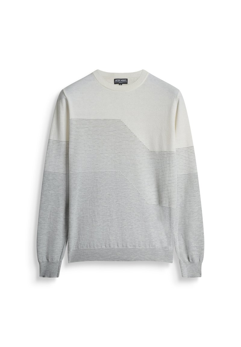 Maglione a maglia grigio chiaro e avorio con collo a giro. Presenta motivi orizzontali e geometrici, maniche lunghe e una trama liscia.