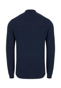 Granatowy sweter z dzianiny, długie rękawy, ściągacz przy kołnierzu i u dołu, gładka faktura, jednolity wzór, brak widocznych elementów metalowych lub akcentów.
