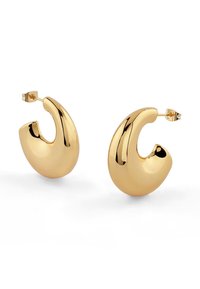 Boucles d'oreilles dorées avec un design incurvé et abstrait. Surface lisse et réfléchissante, dotées d'une fermeture à tige arrière.