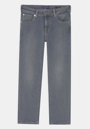 Graue Jeans mit geradem Bein, Vorder- und Gesäßtaschen, Knopfverschluss und Gürtelschlaufen, flach auf weißem Hintergrund liegend.