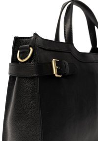 Bolso tote de cuero negro con una superficie texturizada, detalles en hardware dorado y asas dobles. Incluye una correa con un detalle de hebilla.