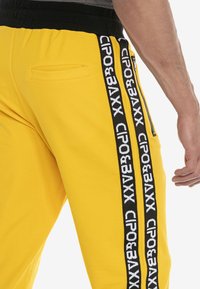 Cipo & Baxx Trainingsanzug - yellow