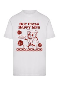 Hvid t-shirt med en tegneserie-pizzafigur med store øjne og arme, der holder et stykke pizza, med rød tekst der siger "HOT PIZZA HAPPY LIFE."