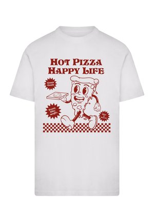 Biela tričko s kreslenou postavičkou pizze s veľkými očami a rukami, ktorá drží plátok pizze, s červeným nápisom "HORÚCA PIZZA ŠŤASTNÝ ŽIVOT."