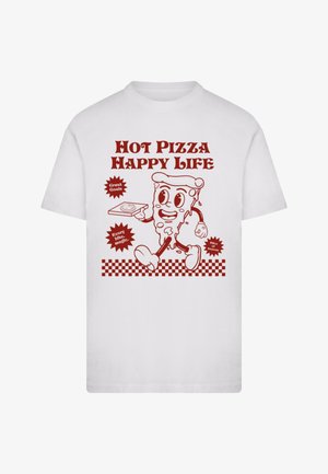 Biela tričko s kreslenou postavičkou pizze s veľkými očami a rukami, ktorá drží plátok pizze, s červeným nápisom "HORÚCA PIZZA ŠŤASTNÝ ŽIVOT."