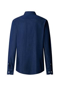 Granatowa koszula dżinsowa, z długimi rękawami, zapinana na guziki, z klapami ostro zakończonymi, strukturalna tkanina, z białymi guzikami na mankietach i kołnierzyku.
