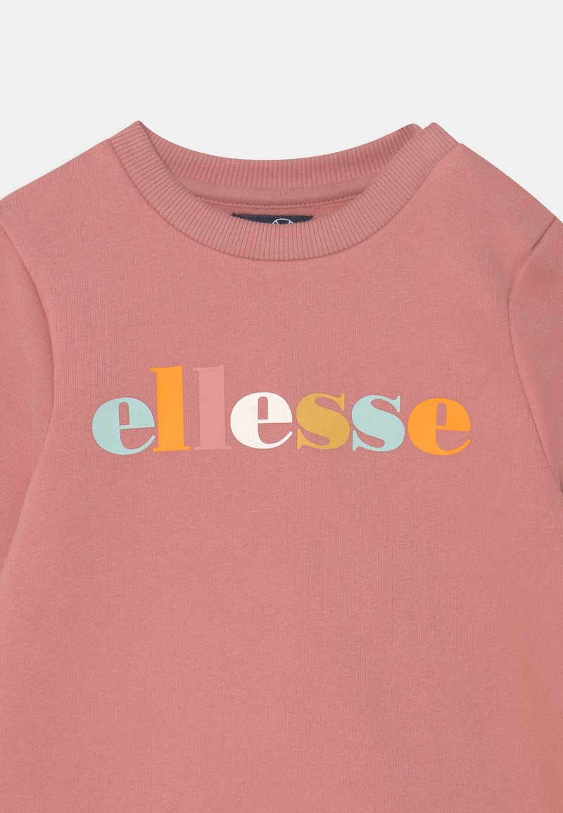 Kinder Jumpsuits & Playsuits | Ellesse LILAREO UNISEX SET Trainingsanzug pink/rosa - SJ95226 Kinder Jumpsuits & Playsuits | Ellesse LILAREO UNISEX SET Trainingsanzug pink/rosa - SJ95226