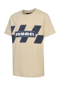 Beige kortærmet t-shirt med sorte diagonale striber og "HUMMEL"-logo i fed hvid tekst på brystet.