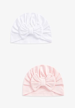 Set van twee stretch stoffen hoeden: één wit met een grote strik en één roze met een soortgelijke strik. Beiden hebben een geplooide textuur en een afgeronde vorm.