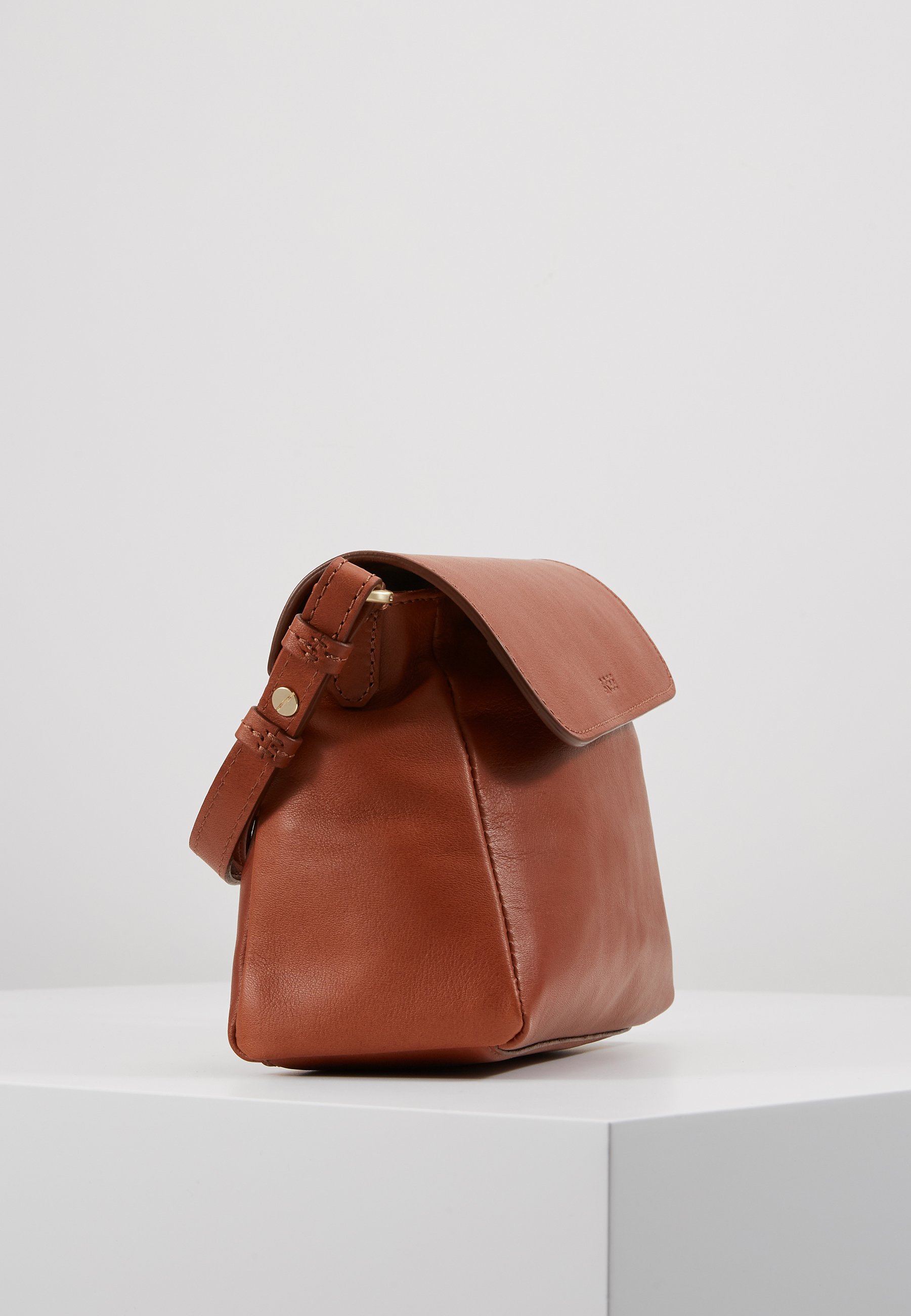 Bree STOCKHOLM 56 CROSS BODY BAG Skulderveske argan oil Bree STOCKHOLM 56 CROSS BODY BAG Skulderveske argan oil