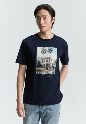 Námornícky modré bavlnené tričko s prednou grafikou historickej budovy s palmami, s nápismi "HAVANA TIMES" a "TOM TAILOR."