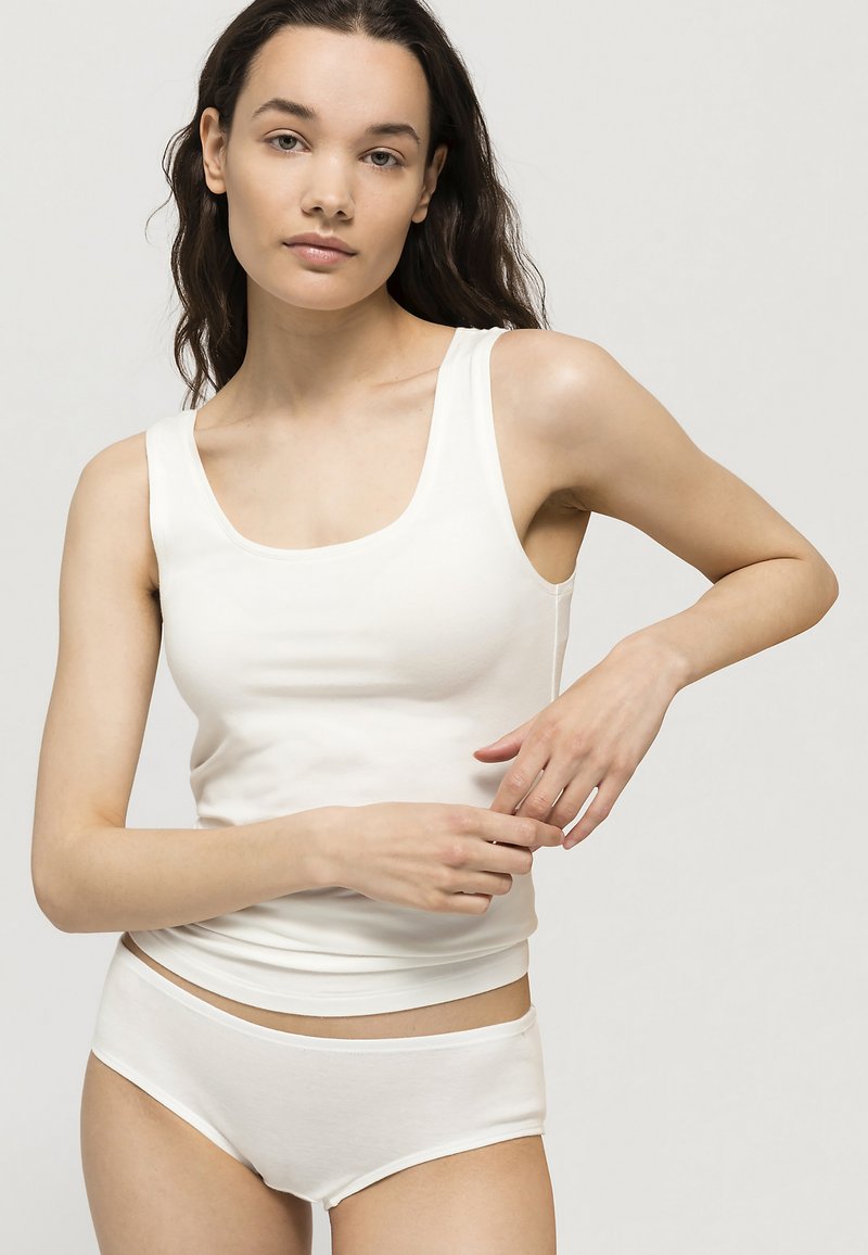 Witte katoenen tanktop met een ronde halslijn, gecombineerd met bijpassende katoenen slipjes. Beide hebben een zachte textuur en een strakke pasvorm.