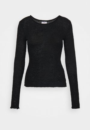 Haut noir à manches longues avec un design ajusté, en tissu tricoté texturé, et un col rond. Les manches ont des poignets légèrement effilochés.