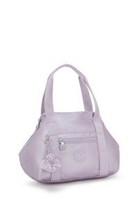 Lila tas van gladde stof met dubbele handvatten, ritsluiting, voorvak en een kleine donzige aap charm als accent.