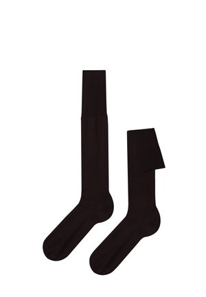 Schwarze Socken aus glattem, elastischem Material. Mit einem gerippten Bündchen und einer nahtlosen Zehenpartie. Eine Socke ist teilweise gefaltet.