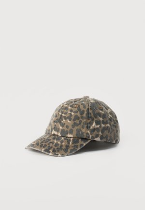 Bágerová čiapka s hnedo-čiernym leopardím vzorom, zahnutým šiltom a šesťdielnou konštrukciou na svetlom pozadí.