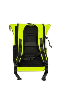 Rugzak met een felgele buitenkant en zwarte netbanden en accenten. Opgerold ontwerp met verstelbare banden en hardwaredetails.