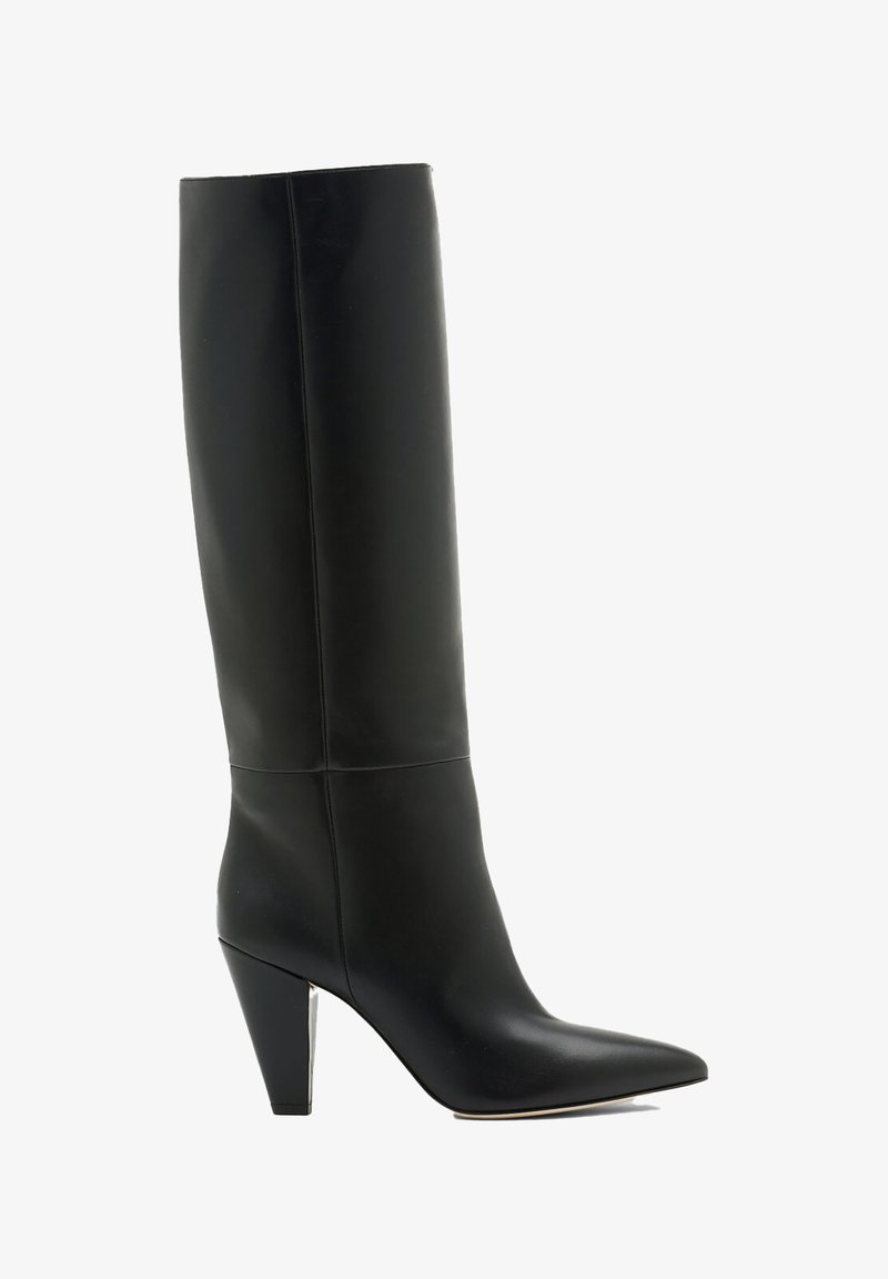 Bota negra de cuero hasta la rodilla con puntera afilada, tacón angular alto, textura suave y diseño minimalista. Sin herrajes ni patrones visibles.