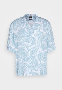 Camicia a maniche corte con bottoni di colore azzurro chiaro, decorata con un motivo bianco a spirale, realizzata in tessuto morbido. Presenta un colletto classico e una vestibilità rilassata.