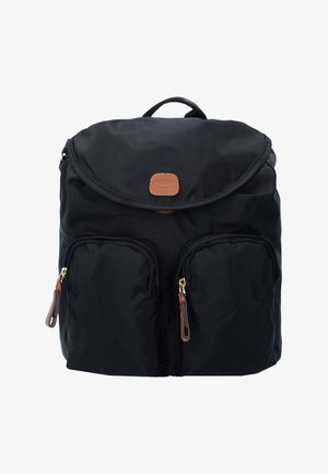 Zaino in nylon nero con patta arrotondata, dettagli in pelle beige, due tasche frontali con zip e manico superiore. Dettagli in metallo dorato visibili.
