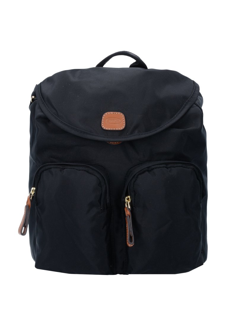 Zaino in nylon nero con patta arrotondata, dettagli in pelle beige, due tasche frontali con zip e manico superiore. Dettagli in metallo dorato visibili.